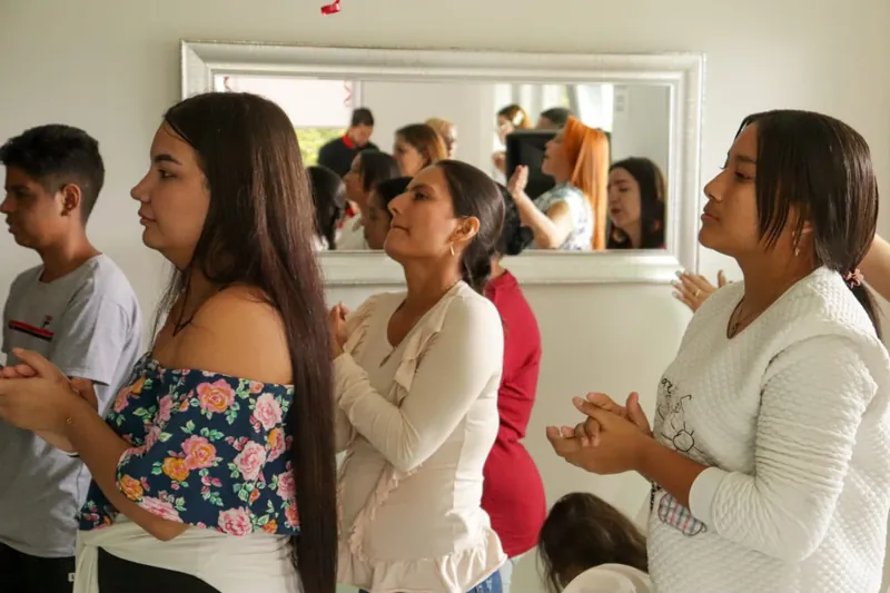 Mujeres conversando y aplaudiendo en un encuentro