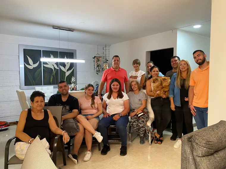 Familias y voluntarios reunidos en una sala