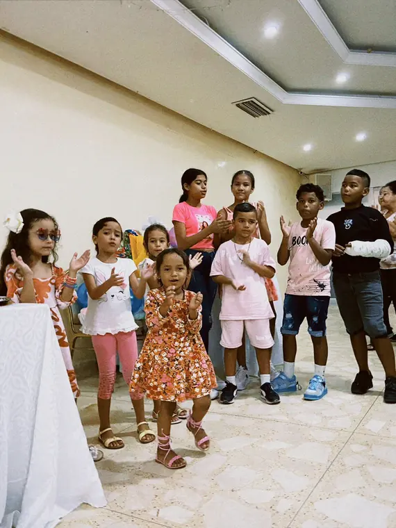 Niños bailando y celebrando en la fiesta