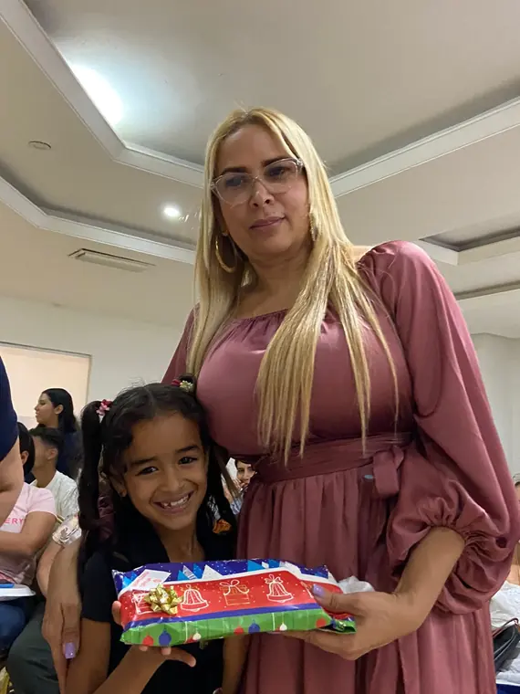 Mujer con una niña que recibe un regalo