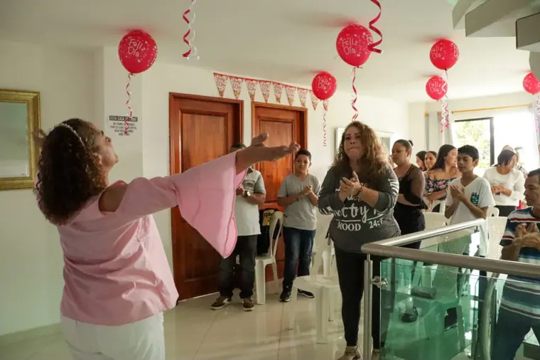 Mujer con los brazos abiertos durante el tiempo de oración