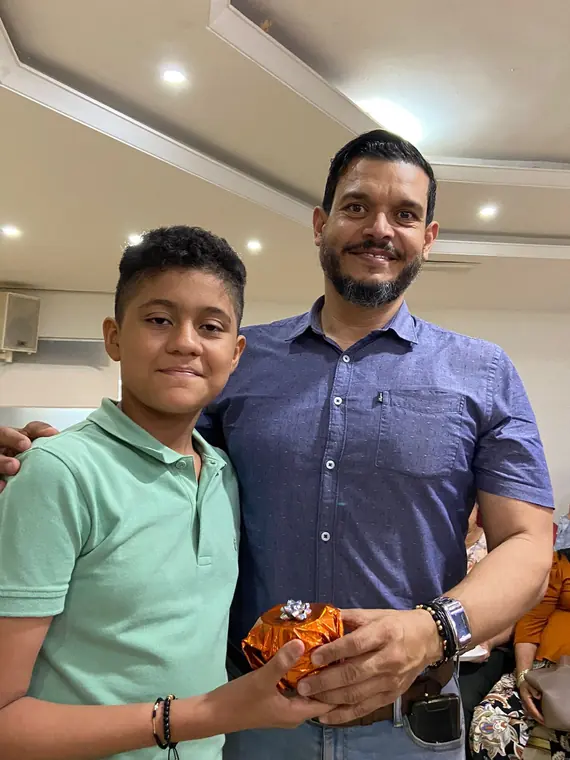 Padre e hijo con su regalo