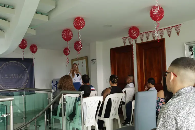 Mujer dirigiendo el encuentro en el salón