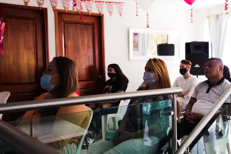 Asistentes con tapabocas escuchando con atención