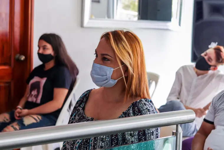 Dos mujeres escuchando el mensaje