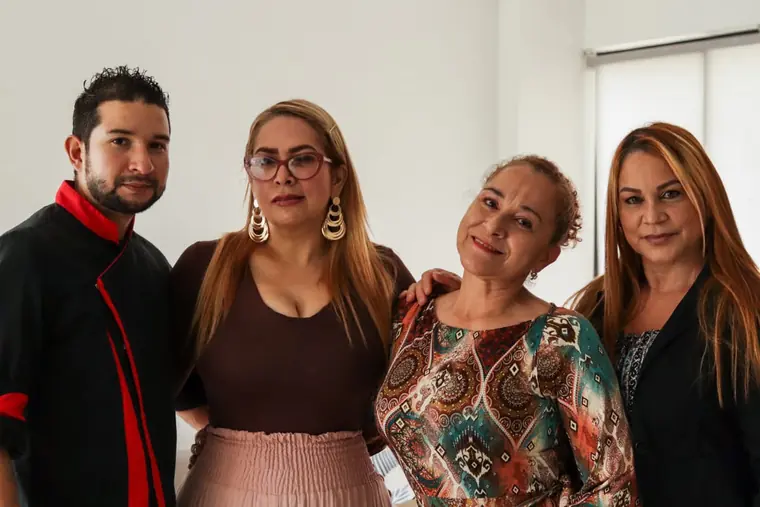 Integrantes del equipo posando juntos