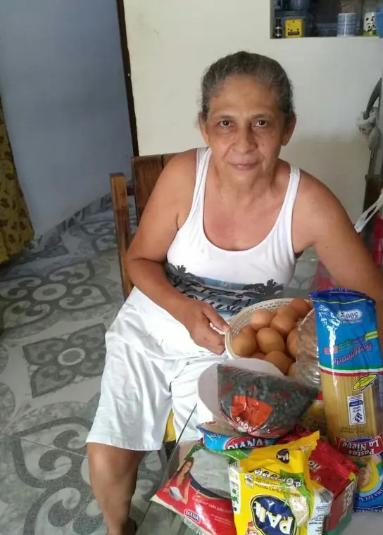 Señora sentada con su mercado de alimentos