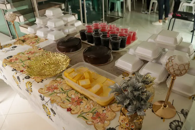Mesa de postres, gelatinas y tortas