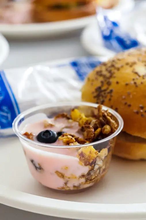 Vasito de yogur con granola y pan