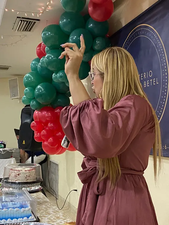 Mujer junto a un arco de globos