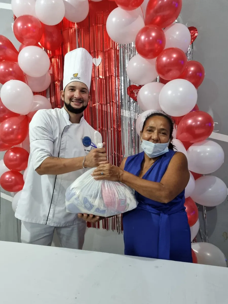 Voluntario entregando una bolsa de ayuda a una mamá